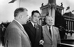 Высокое положение Волченко (на фото — слева) в государственных структурах до 1960 года помогло ему избежать рассмотрения вопроса о его партположении в 1962 году  