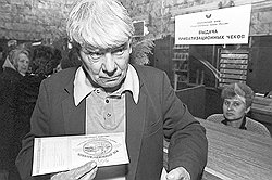 В 1990-е "приватизация по Чубайсу" мало способствовала счастью простых россиян (на фото). Вероятно, поэтому их участие в приватизации 2010-х не предполагается  