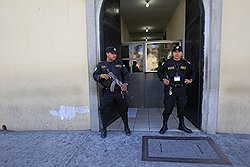 Опасный вирус искательства приключений, поразивший Джона Макафи, потребовал срочной изоляции от общества