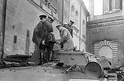 С человеком такой физической силы, как Власик (на фото — за Сталиным), Сталину была не нужна броня