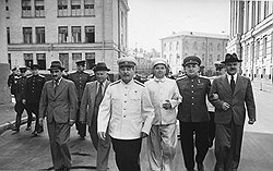 Чтобы выпутаться из непростого положения, начальнику Главного управления охраны приходилось пресмыкаться перед Берией (на фото Берия — второй справа, Власик — у него за спиной)