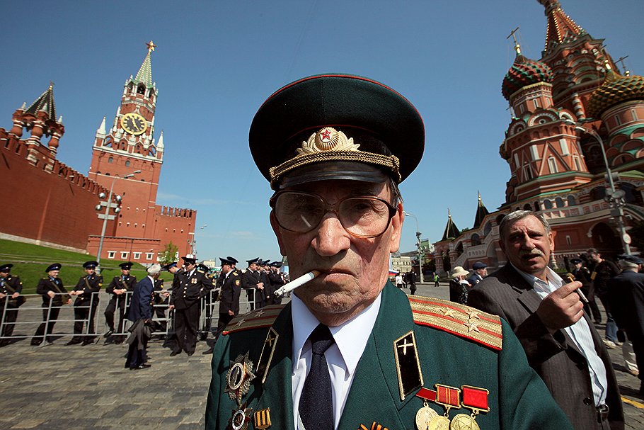 Дым победы. Ветеран на Параде Победы на Красной площади. Москва, 2010 год