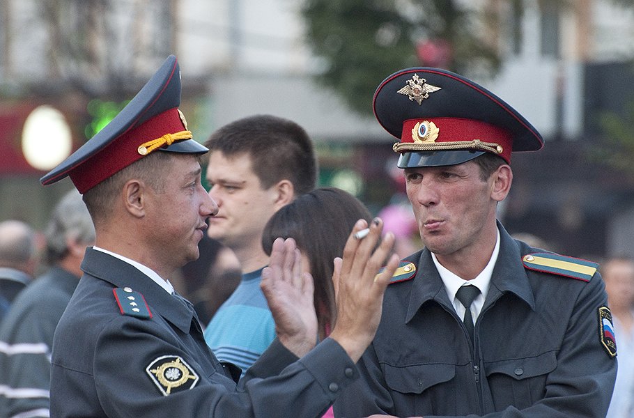 Дым сигарет с ментолом. Сотрудники милиции. Воронеж, 2010 год
