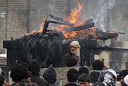 Возможно, уже в 2014 году Хамиду Карзаю придется справляться с народными волнениями (на фото) и противостоять талибам, полагаясь лишь на собственные силы