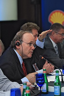 Славу "нефтяного гуру" Дэниел Ергин снискал не столько как консультант, сколько как автор книги, героизирующей нефтяную отрасль в целом и отдельных магнатов в частности  