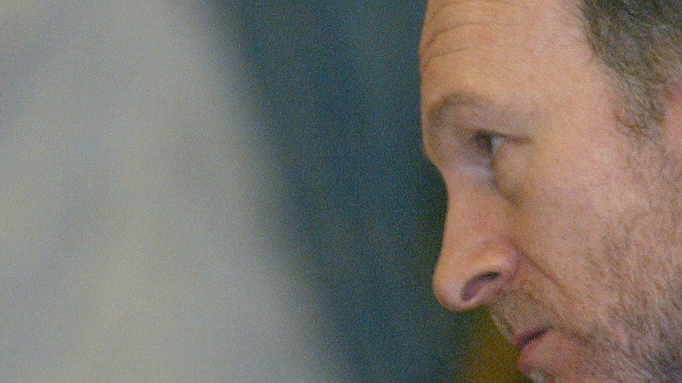 Александр Волошин (справа), руководивший АП в 1999-2003 годах, стал неформальным руководителем предвыборного штаба Владимира Путина (слева)  