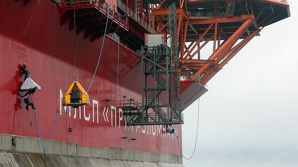 Активисты Greenpeace, закрепившиеся на 15 часов на платформе "Приразломная" (на фото), опасаются, что Печорское море может повторить судьбу Мексиканского залива
