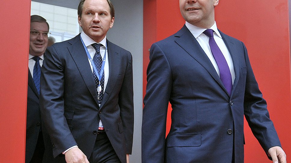 Слева направо: полномочный представитель президента России в Сибирском федеральном Виктор Толоконский, губернатор Красноярского края Лев Кузнецов и председатель правительства России Дмитрий Медведев  
