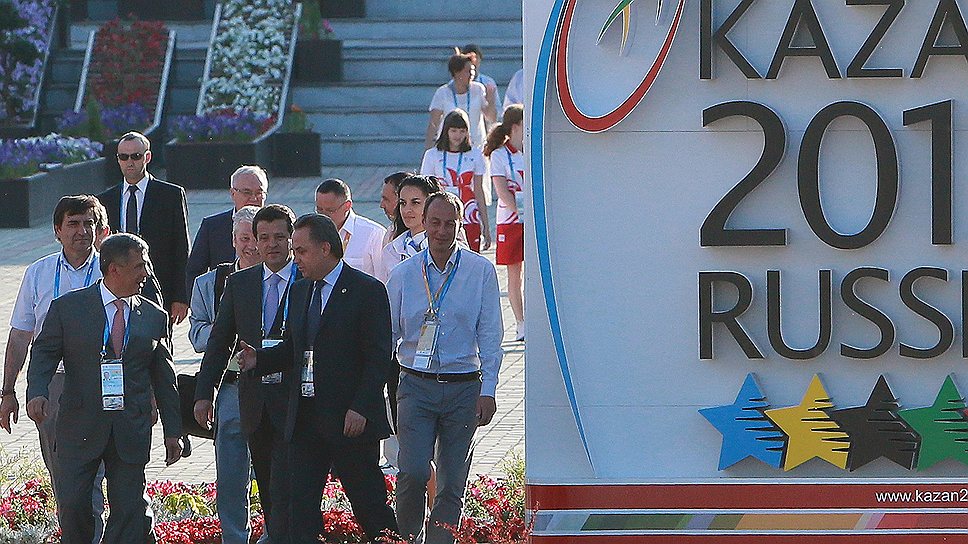 Спортивные и местные власти (на фото на переднем плане — министр спорта Виталий Мутко и президент Татарстана Рустам Минниханов) позаботились, чтобы коррупционные скандалы обошли Универсиаду-2013 стороной  