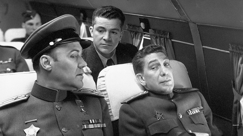 "Железный занавес" (1948) фокусируется на обаянии предателя (в центре)