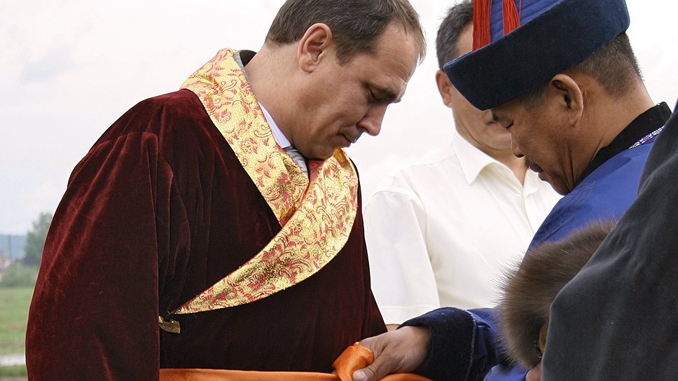 Губернатор Иркутской области Александр Тишанин (слева). Иркутск, 2006 год