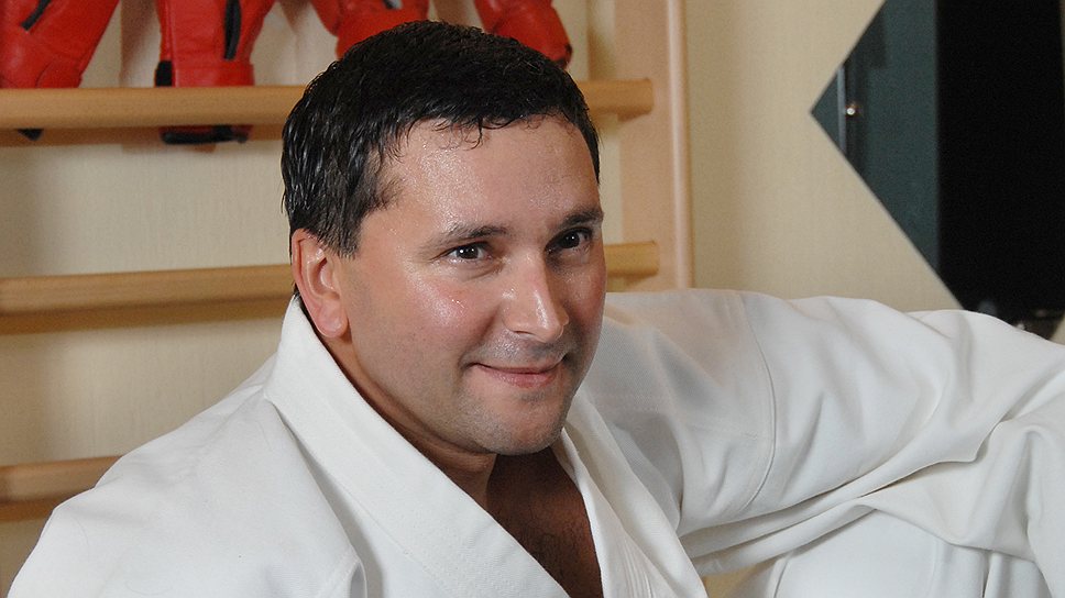 Губернатор Дмитрий Кобылкин: "Если люди сами не осознают необходимость заниматься своим здоровьем, можно построить сотни спортивных объектов &mdash; толку от них не будет"  