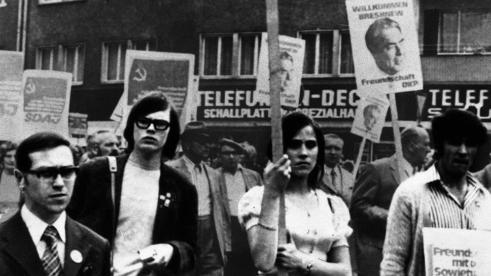 Улучшение отношений с Западной Германией, которую до визита Брежнева в 1973 году (на фото — митинг левых в честь его приезда) именовали неонацистской, помогло фашистскому пособнику Динкелю избежать смерти