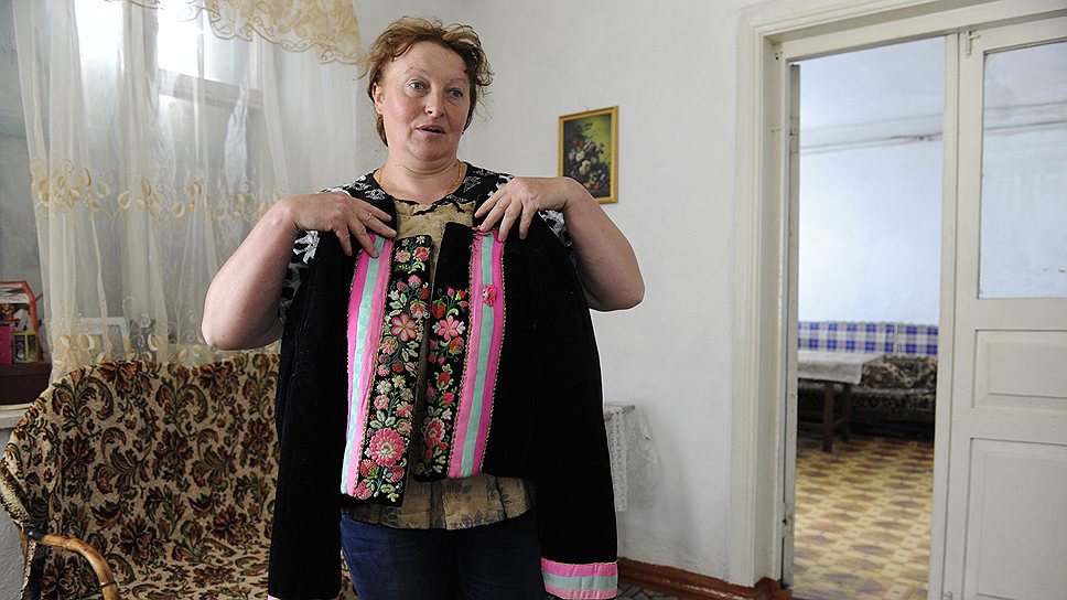 Жительница Гореловки Ирина Тамилина с частью традиционного женского костюма духоборов 