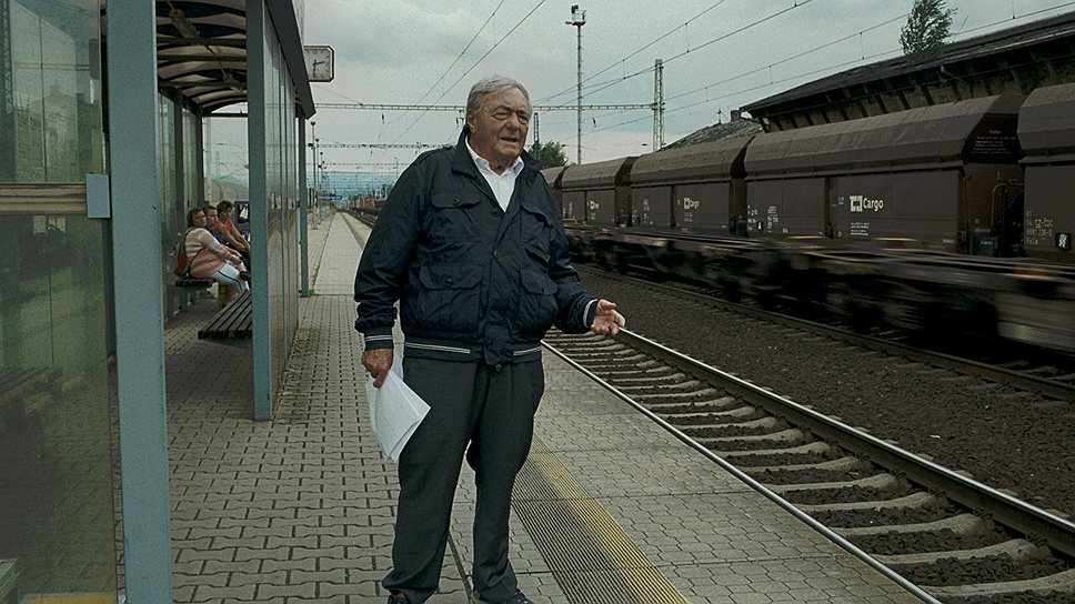 На перроне вокзала в нынешней Терезине режиссер рассказывает о том, как Терезиенштадт принимал обреченных на смерть евреев 