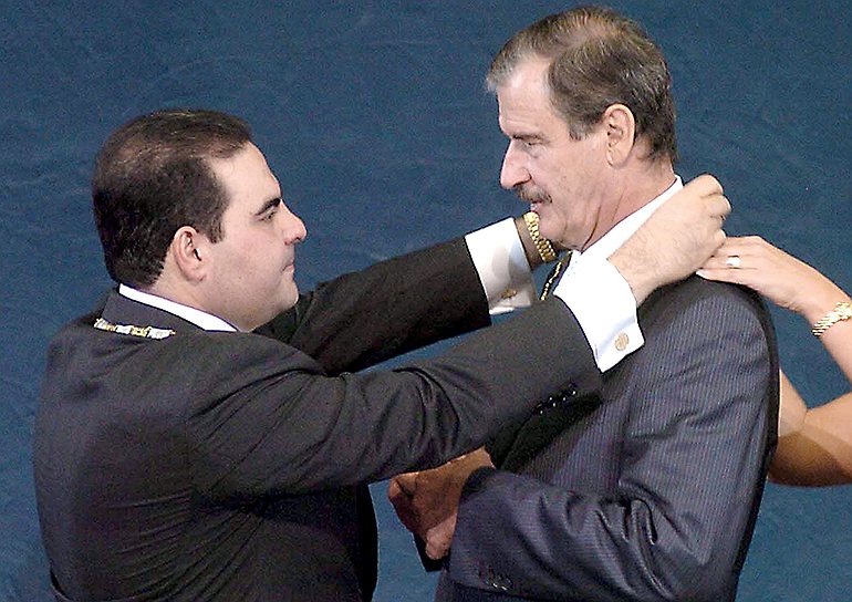 Президент Мексики Висенте Фокс (справа). Мехико, 2005 год