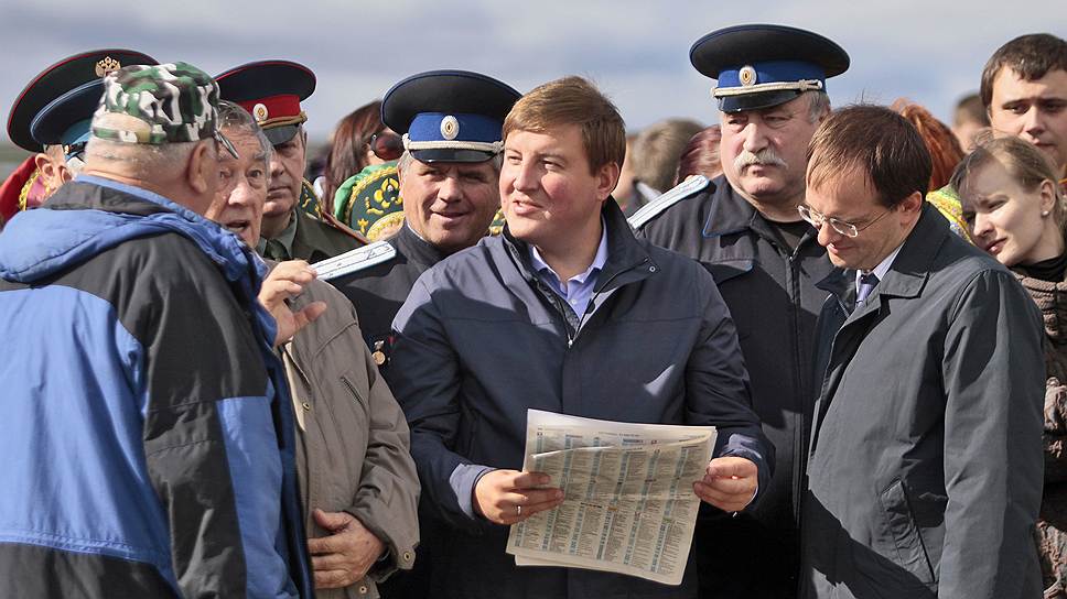Бывший и, скорее всего, будущий глава Псковской области Андрей Турчак (в центре) был одним из самых молодых российских губернаторов