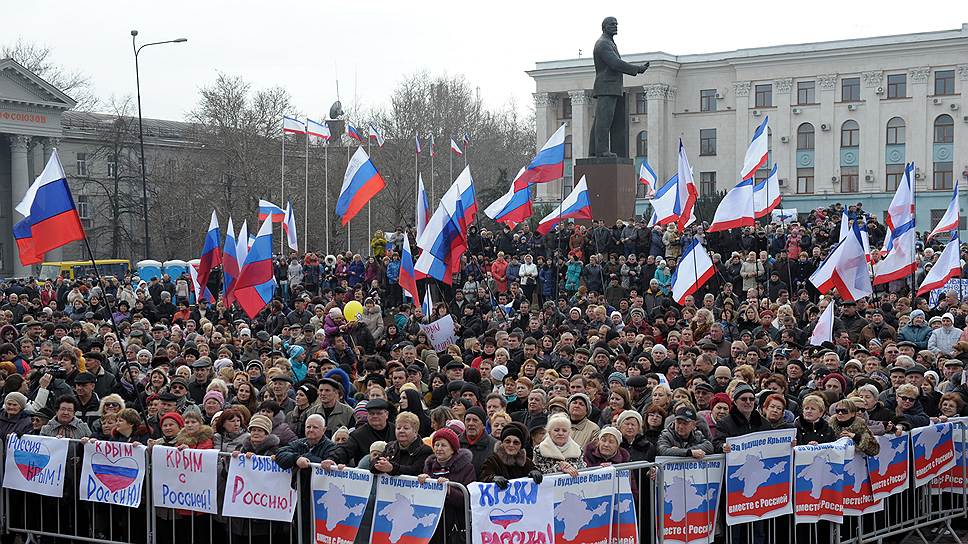 Участники митинга в поддержку референдума о статусе Крыма на площади перед зданием Совета министров в Симферополе.  