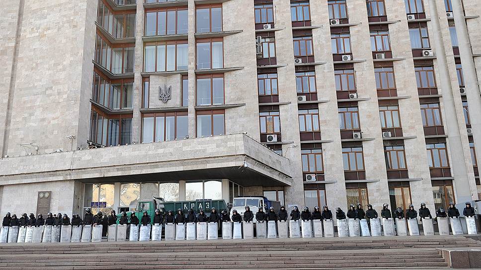Непосредственному общению между митингующими у здания Донецкой областной администрации и ее сотрудниками мешает только сотня милицейских щитов  