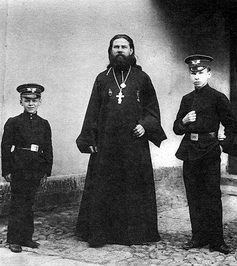 Нанятые для погрома патриоты избивали всех учащихся, не отличая гимназистов (на фото) от семинаристов