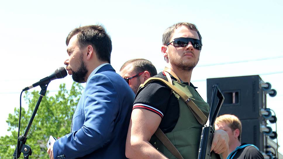 В 100 километрах от Донецка власть лидеров ДНР Дениса Пушилина (на фото — слева) и Александра Бородая заканчивается — районы Донбасса пытаются поделить различные вооруженные формирования