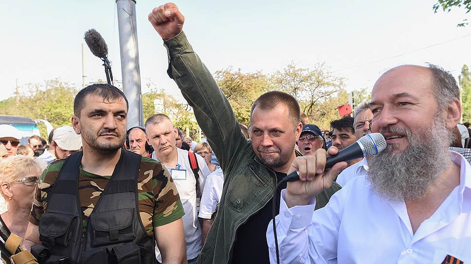 В 100 километрах от Донецка власть лидеров ДНР Дениса Пушилина и Александра Бородая (на фото — в центре) заканчивается — районы Донбасса пытаются поделить различные вооруженные формирования
