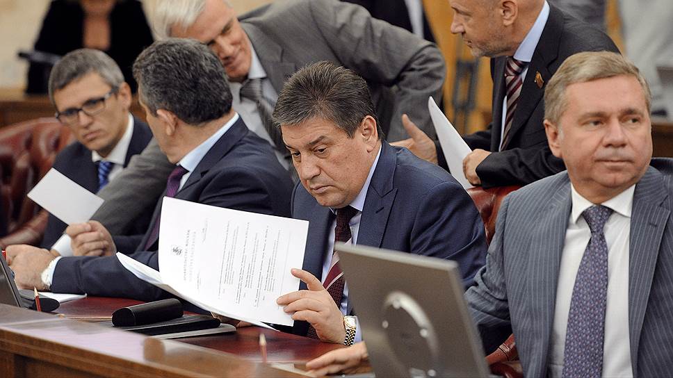 В ближайшие два года департамент Владимира Петросяна (справа) сможет получать деньги на реабилитацию и от правительства Москвы, и от родителей больных детей