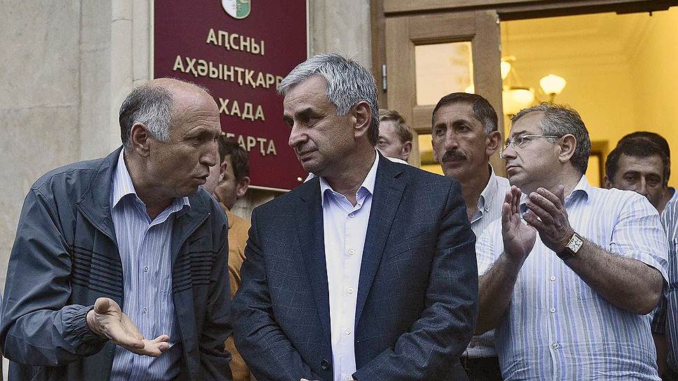 Рауль Хаджимба (в центре) имеет шансы стать одним из главных кандидатов на внеочередных президентских выборах  