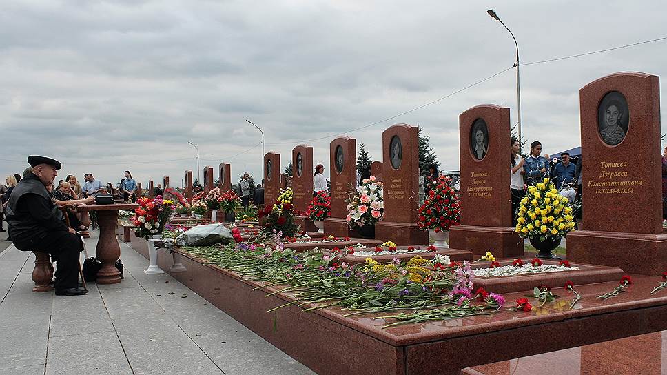 "Город ангелов", где похоронены 260 заложников школы N1, никогда не бывает пустым  