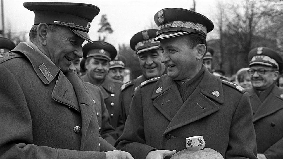 Ввод советский войск в Афганистан (на фото — слева) значительно осложнил полеты "Аэрофлота" за океан. А к их полному запрету привело введение генералом Ярузельским (на фото — справа, с маршалом Гречко, 1975 год) военного положения в Польше