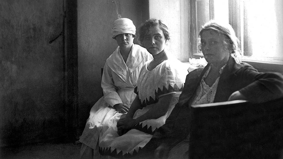 Несмотря на царившие свободные нравы проститутки (на фото — в ожидании суда, 1920-е годы) занимали видное место в личной жизни граждан СССР