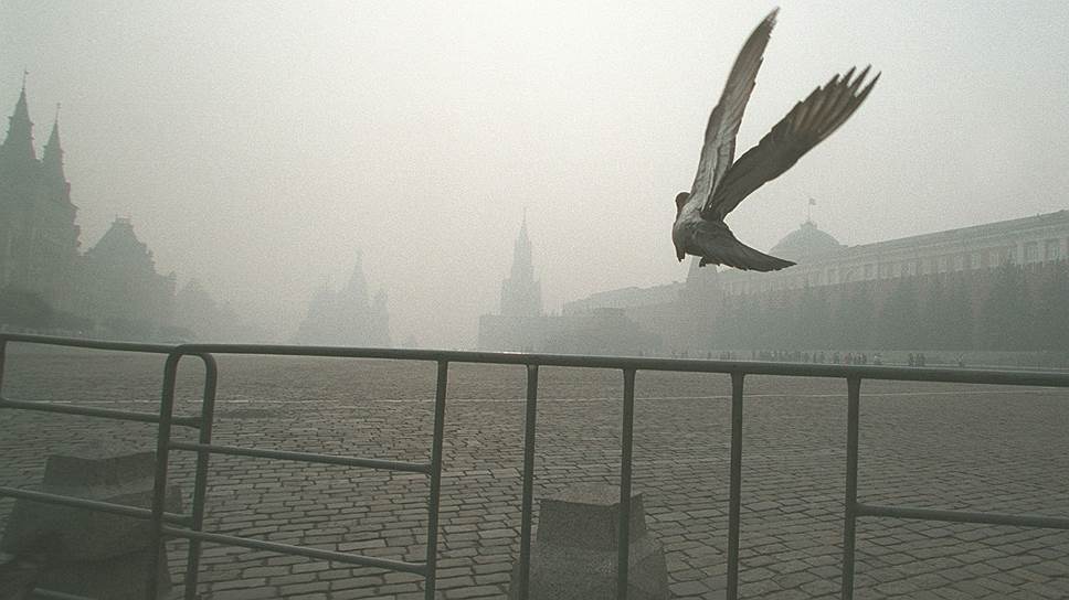 Угрозой для качества воздуха в Москве становятся то выбросы заводов, то горящие торфяники (на фото — Красная площадь 8 сентября 2002 года)