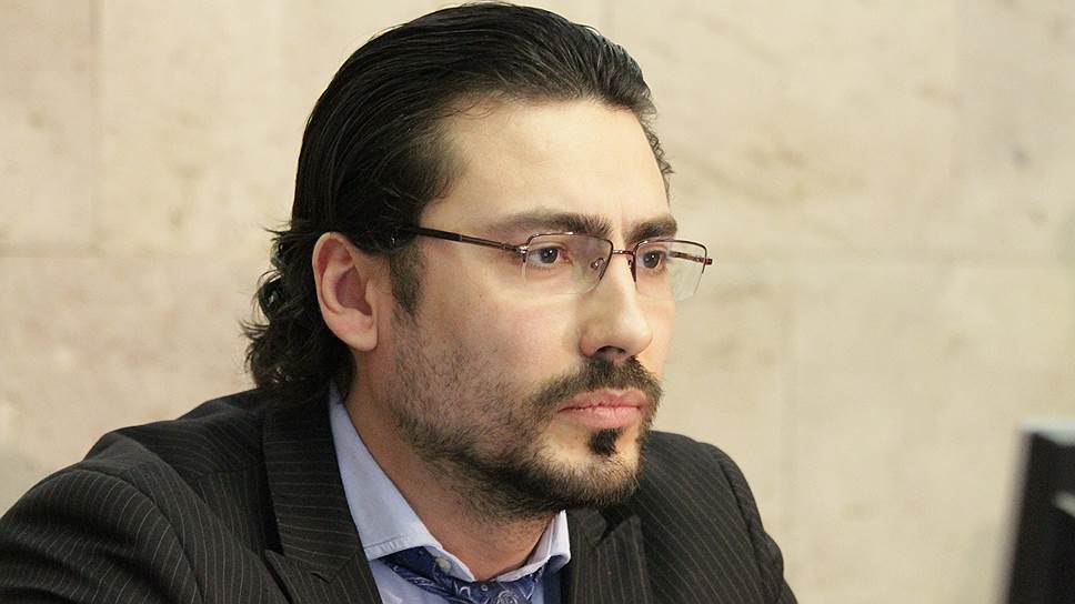 В 2004 году Максим Овчинников окончил бакалавриат экономического факультета Астраханского государственного университета. Был членом партии "Яблоко" 