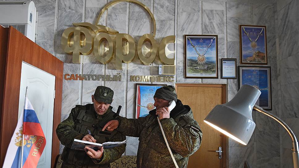 Обслуживающий персонал санатория "Форос", бывшего в собственности у днепропетровского олигарха Игоря Коломойского, временно заменен силами крымской самообороны