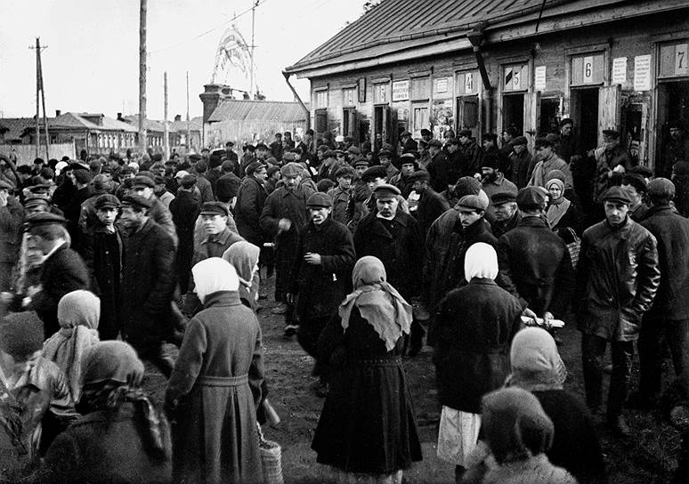 "Число безработных на биржах труда даже после проведенной чистки остается значительным" (на фото — московская биржа труда. 1922 год) 