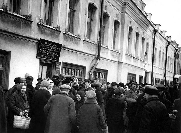 "Помощь безработным, выражающаяся в выдаче пособий и бесплатных обедов, является крайне ничтожной" (на фото — безработные ожидают выплаты пособий. Москва, 1925 год) 