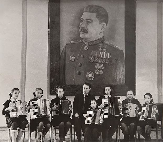 Кружок аккордеонистов (Тамара Кузнецова — первая слева). 1948 год