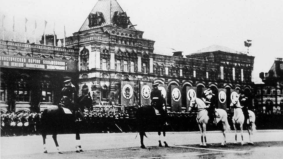 Перед зданием ГУМа прошел и исторический Парад Победы