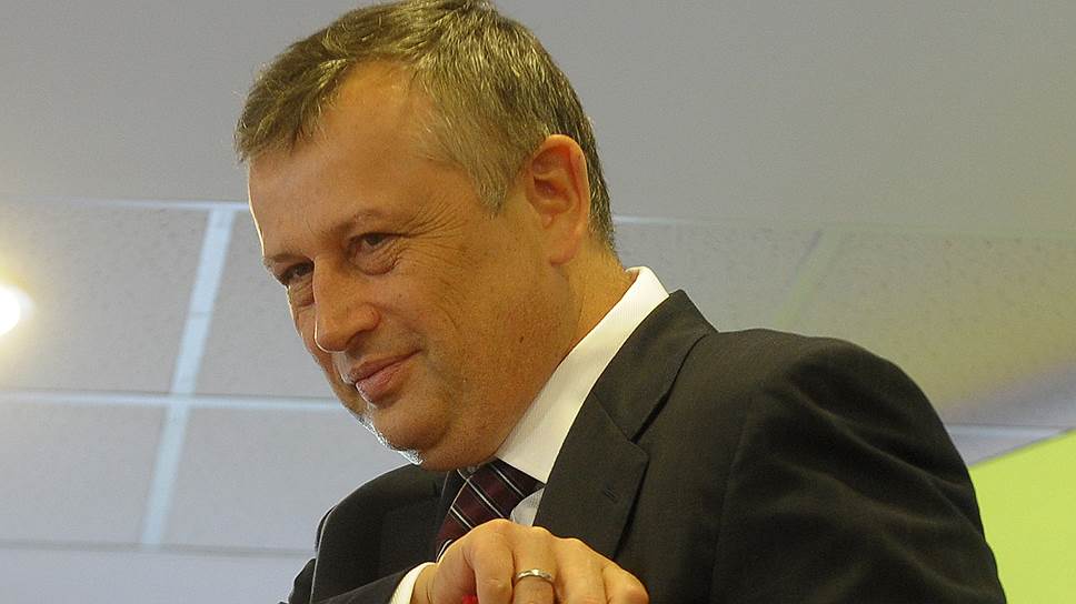 После окончания института Александр Дрозденко работал экономистом в совхозах Кингисеппского района Ленинградской области