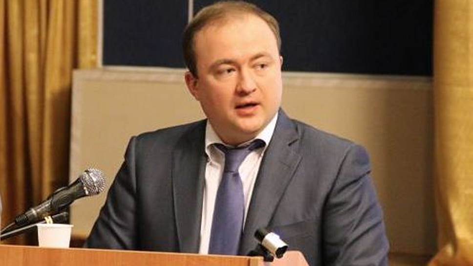 После окончания Суворовского училища Павел Фрадков поступил в Академию ФСБ РФ, где был командиром взвода 