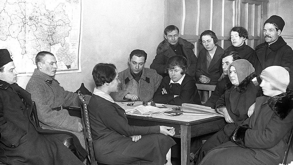 После тяжелого трудового дня общественные помощники сквозь сон выслушивали наставления профессиональных прокуроров (на фото — инструктаж в прокуратуре, Москва)