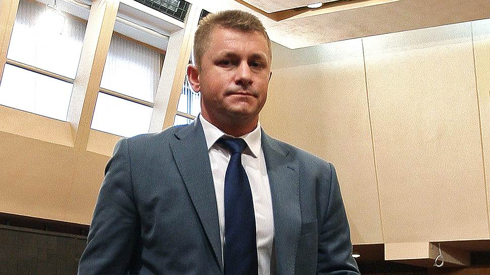Трудовую деятельность Валентин Демидов начал в 1998 году в должности специалиста хозрасчетной группы "Планида" города Армянска 