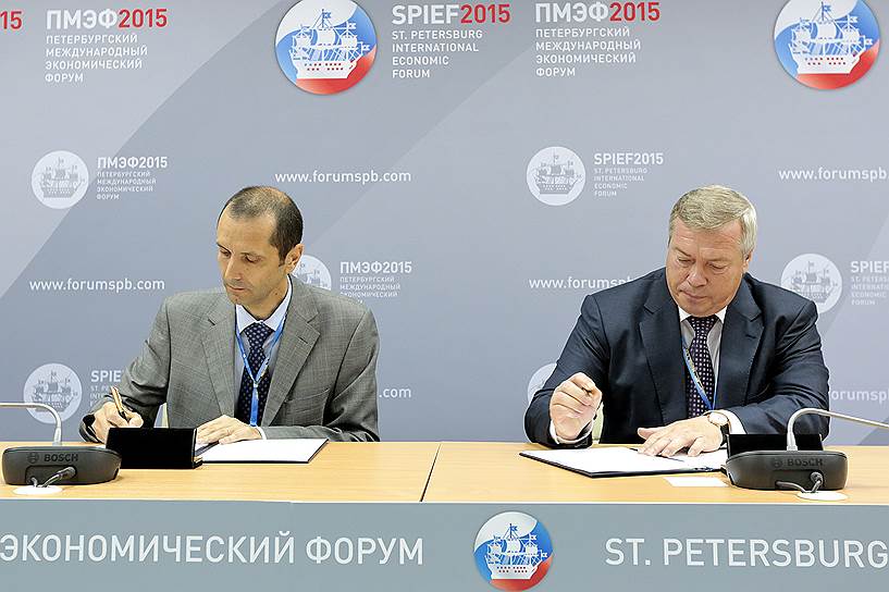 Врио губернатора Ростовской области Василий Голубев подписывает соглашение с гендиректором компании "Луис Дрейфус Коммодитиз Восток" Николя Магэном