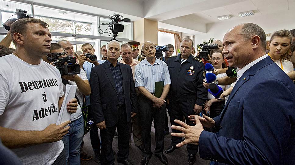 Десятки тысяч митингующих в центре Кишинева стали поводом для встречи премьер-министра Молдавии Валерия Стрельца (справа) с лидерами протеста