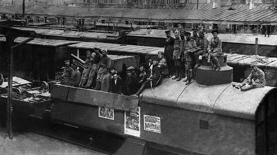 Бронепоезда Красной армии имели обыкновение перемещаться со своего запасного пути на дороги советизируемых стран (на фото — бронепоезд в Баку, 1920 год)  