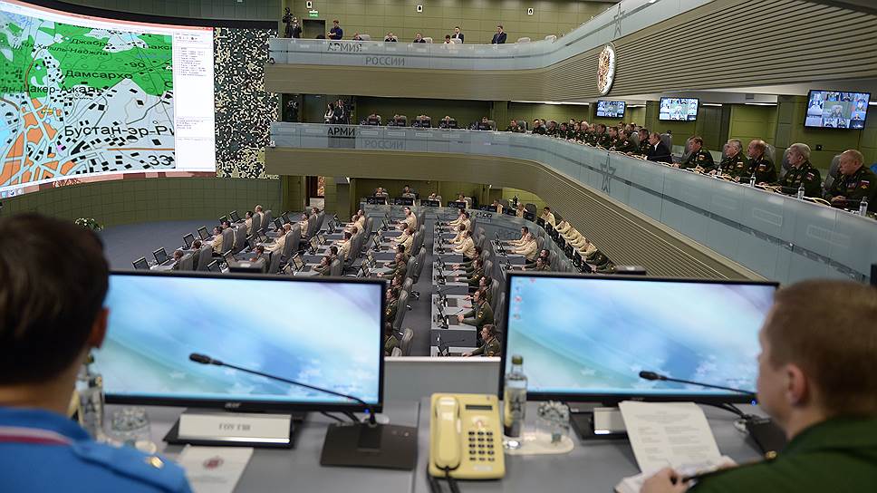 На экранах российского национального центра управления обороной идет прямая трансляция военных действий России в Сирии