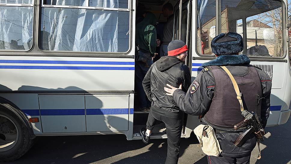 Задержание верующих на улице Котрова 