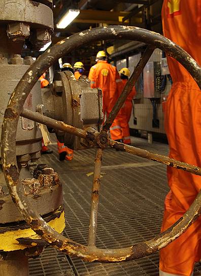 В 2015 году добыча нефти странами ОПЕК и Россией росла, в то время как снижающаяся цена нефтяного барреля негативно сказалась на экономике развивающихся стран