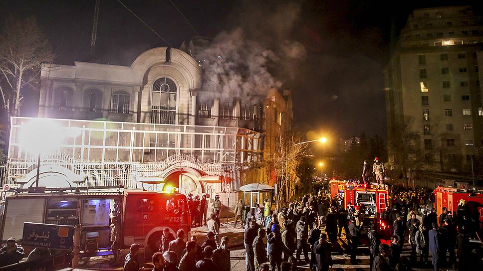Атака на саудовское посольство в Тегеране (на фото) стала одним из немногих видимых проявлений противостояния двух стран — основная борьба за лидерство в мусульманском мире разворачивается за пределами Ирана и Саудовской Аравии