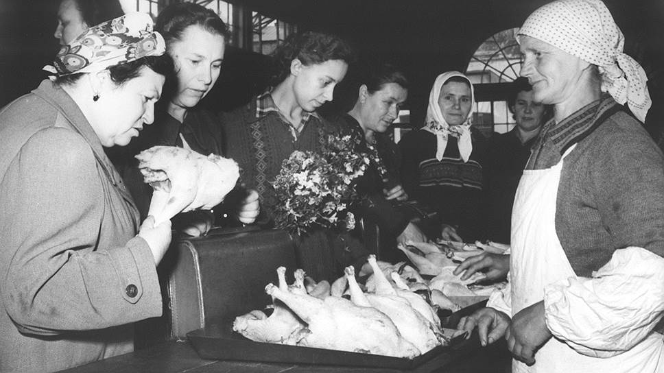 Чтобы полностью заплатить государству налоги, колхозники отвозили на городские рынки все, что давало их личное хозяйство